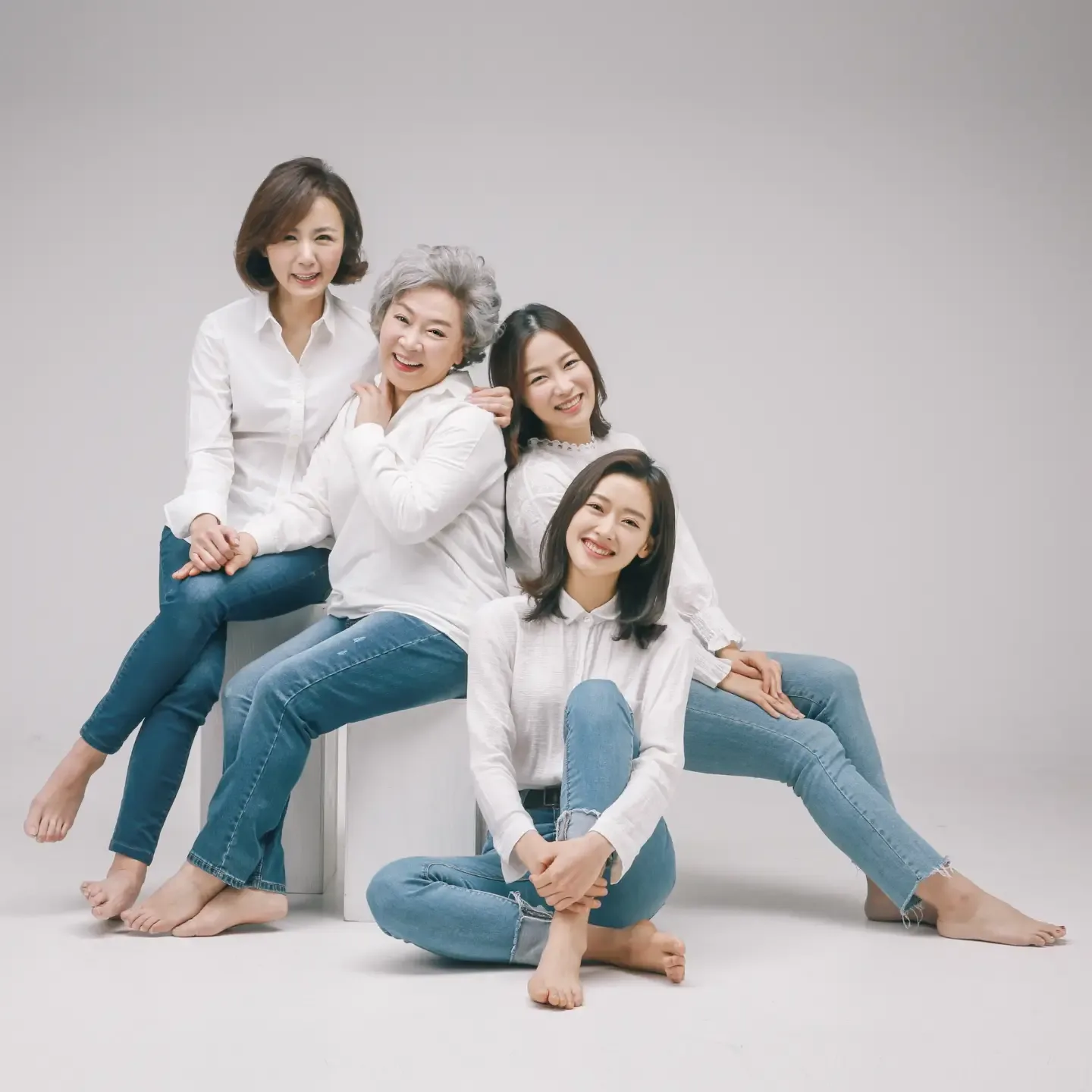 흰 셔츠와 청바지를 맞춰 입은 가족사진