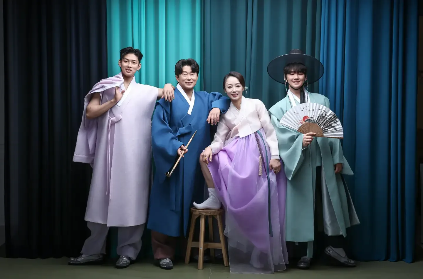 한복과 두루마기를 빌려 입고 찍은 가족사진
