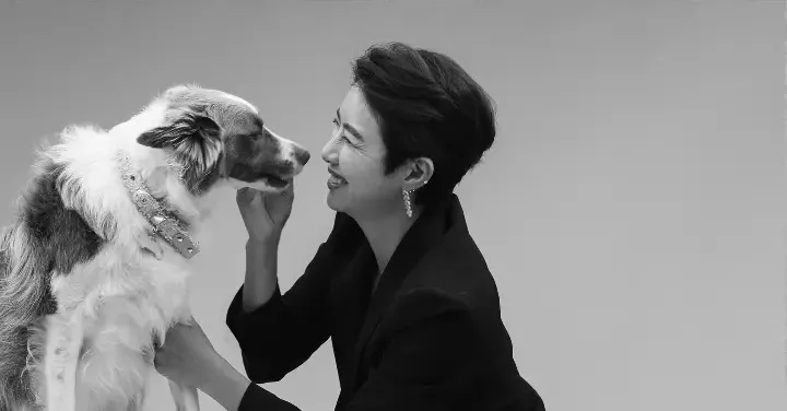 강아지와 눈을 맞추는 보호자를 찍는 촬영 장면